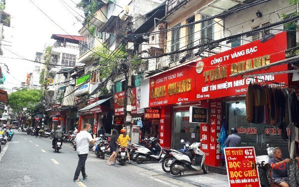 Giá vàng tăng giảm đánh đố, cửa hàng vàng lớn ghi giấy nợ tiền, giao dịch thưa thớt