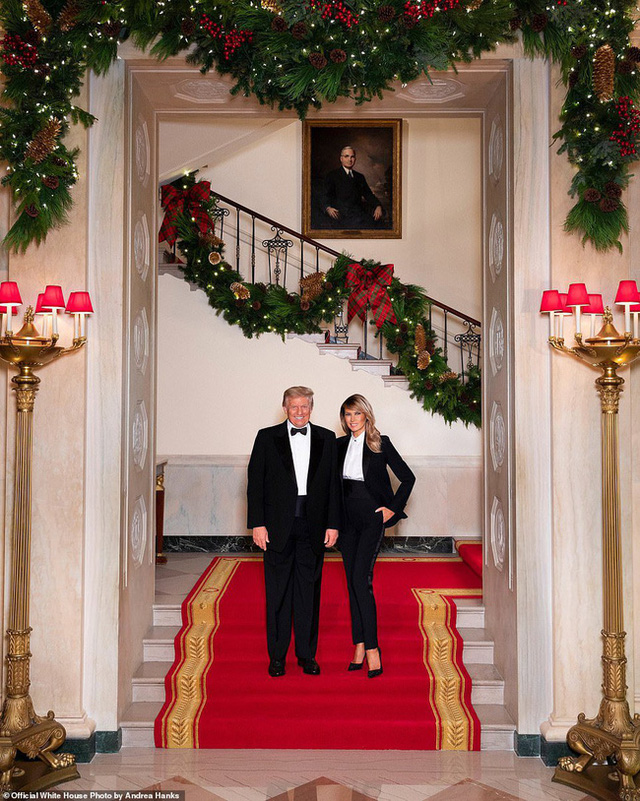 Vợ chồng Tổng thống Trump rạng rỡ trong ảnh Giáng sinh chính thức, dân mạng tinh mắt nhận ra một chi tiết gây khó hiểu