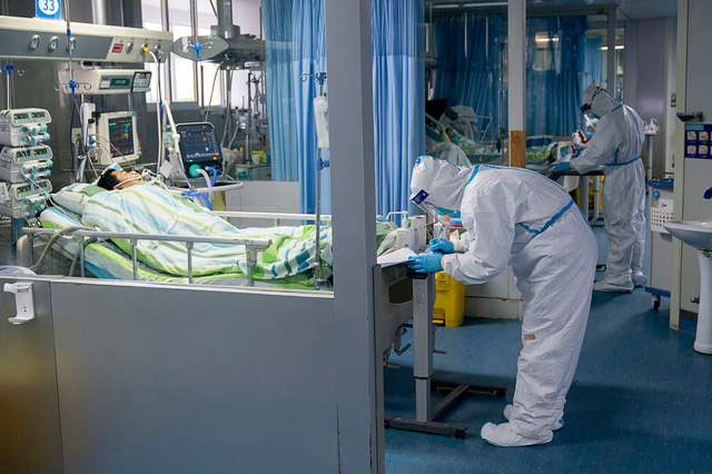 Loạt ảnh Trung Quốc năm 2020: Khủng hoảng và đau thương vì COVID-19, các di tích hàng trăm năm tuổi lần lượt bị nuốt chửng khi mẹ thiên nhiên nổi giận