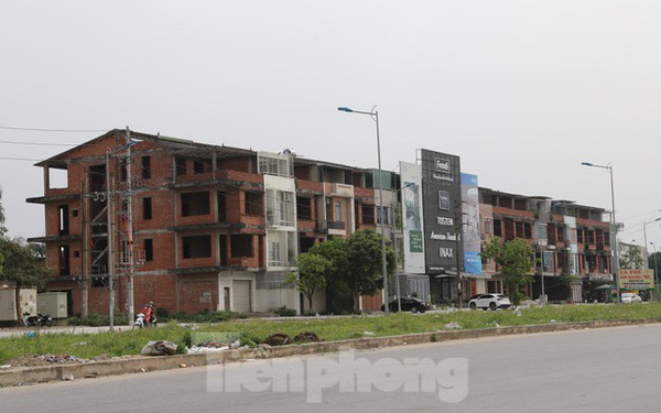 Cảnh loạt biệt thự bỏ hoang dọc đại lộ nghìn tỷ ở TP Vinh