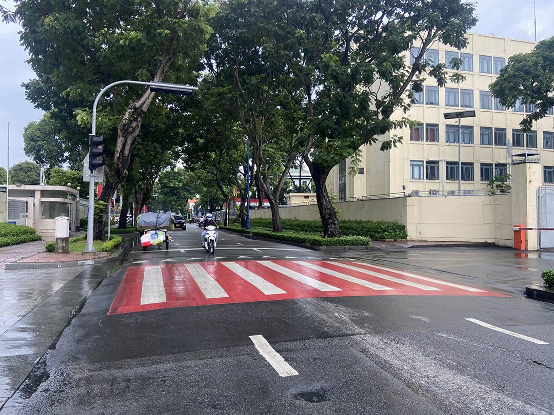 TPHCM sơn màu đỏ cho vạch kẻ đường trước trường học