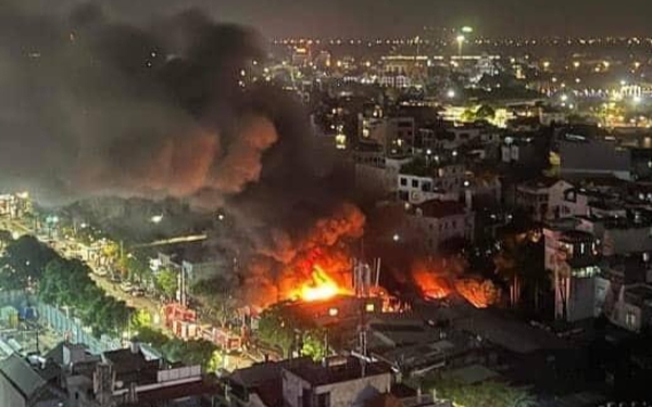 Hà Nội: Cháy lớn dãy nhà trên đường Lạc Long Quân