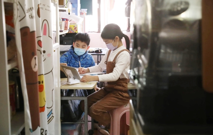 Nhịn ăn cho con học thêm ở Hong Kong