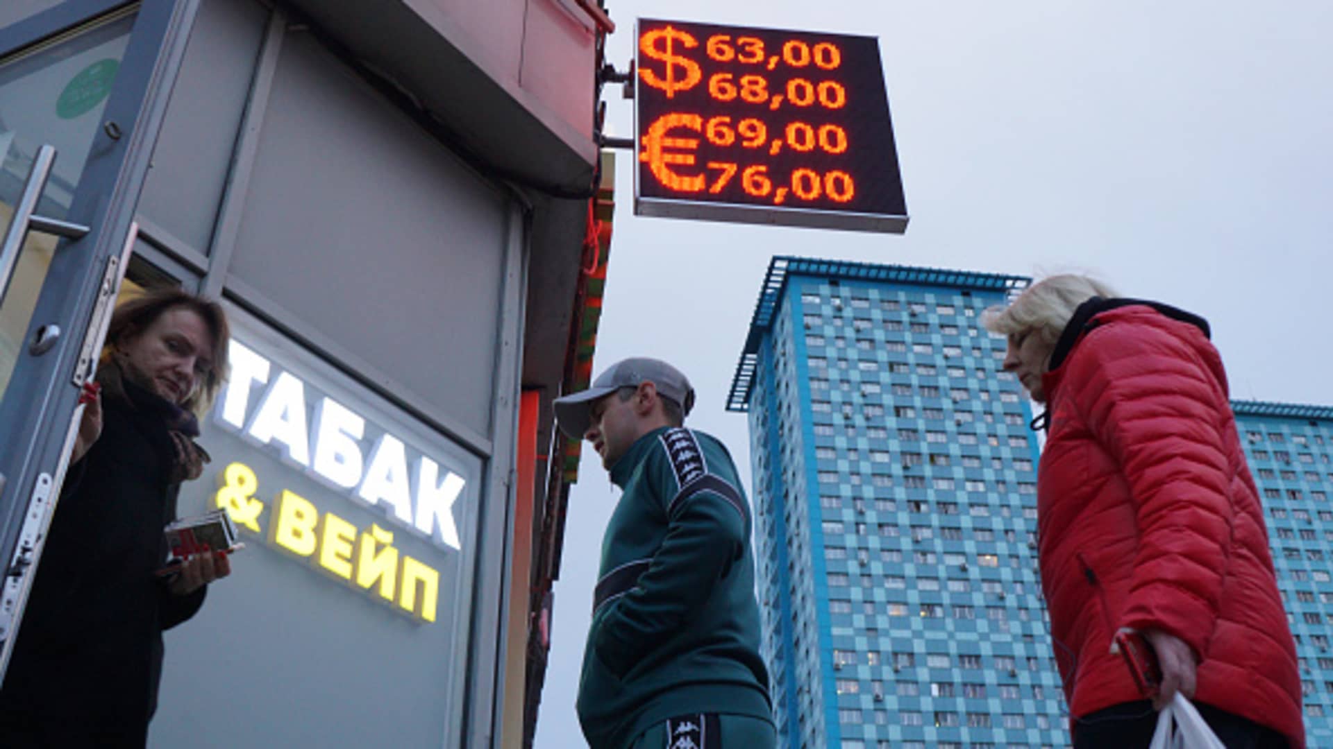Tại sao Rúp Nga chạm đỉnh 7 năm giữa hàng loạt lệnh trừng phạt?