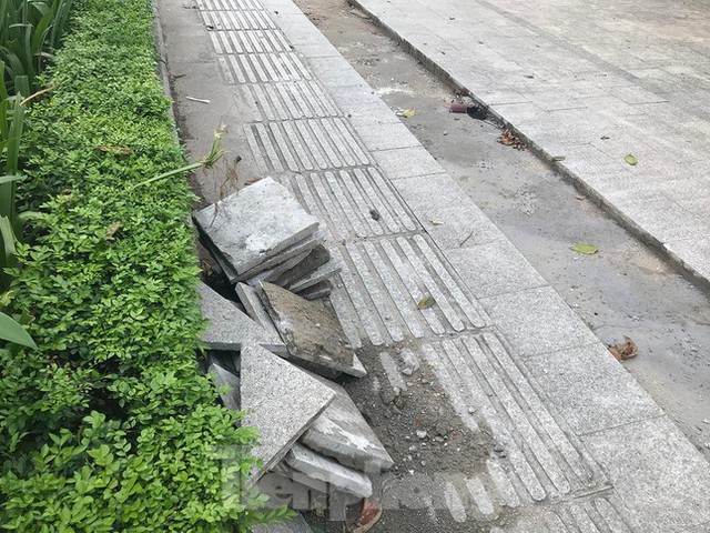 Vỉa hè vừa lát đá lại bị đào xới tại tuyến phố kiểu mẫu Hà Nội