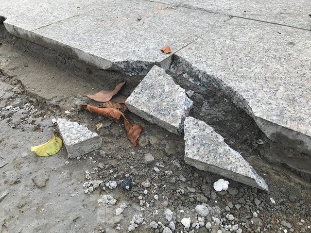 Vỉa hè vừa lát đá lại bị đào xới tại tuyến phố kiểu mẫu Hà Nội