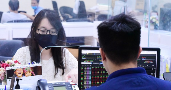 Nhóm cổ phiếu tăng mạnh nhất có khi lại nằm trong nhóm giảm mạnh nhất nửa đầu năm