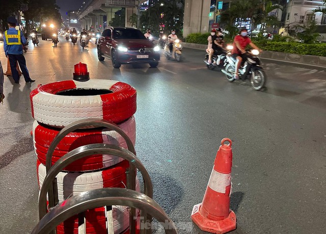 Công nhân hối hả lắp dải phân cách cứng tách ô tô, xe máy Đường Nguyễn Trãi trong đêm
