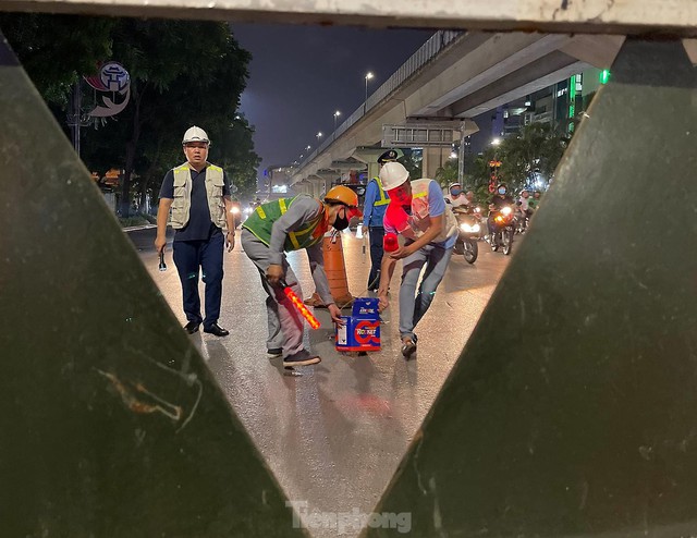 Công nhân hối hả lắp dải phân cách cứng tách ô tô, xe máy Đường Nguyễn Trãi trong đêm