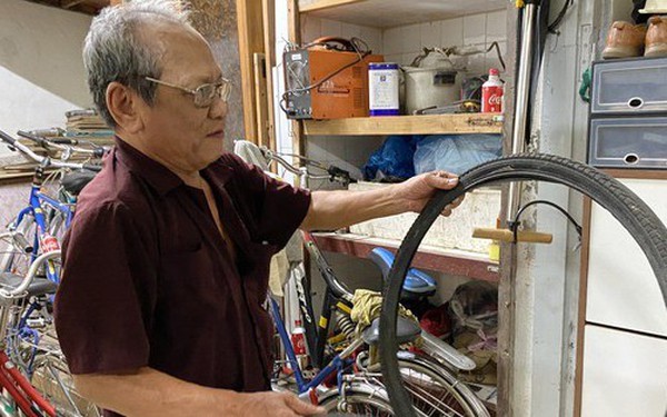 Hải Phòng: Chuyện vợ chồng hưu trí chạy xe ôm, dành lương hưu mua xe đạp cũ, sửa tặng học sinh nghèo