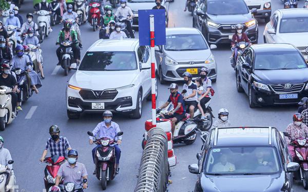 Xe máy 'tạt' 4 làn ô tô để quay đầu trên đường Nguyễn Trãi