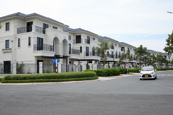 Biệt thự, nhà phố ở TP HCM đắt đỏ, giới đầu tư đổ về tỉnh