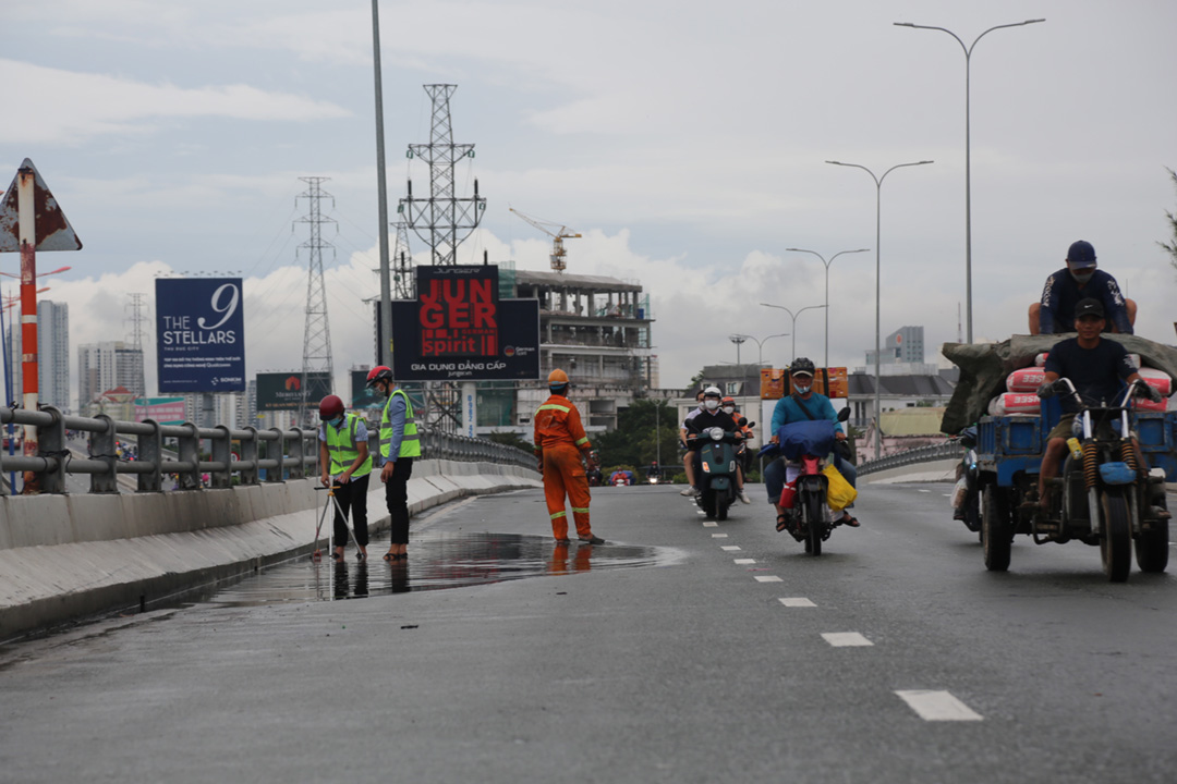Đóng cầu vượt Nguyễn Hữu Cảnh để sửa chữa sau sự cố đứt cáp