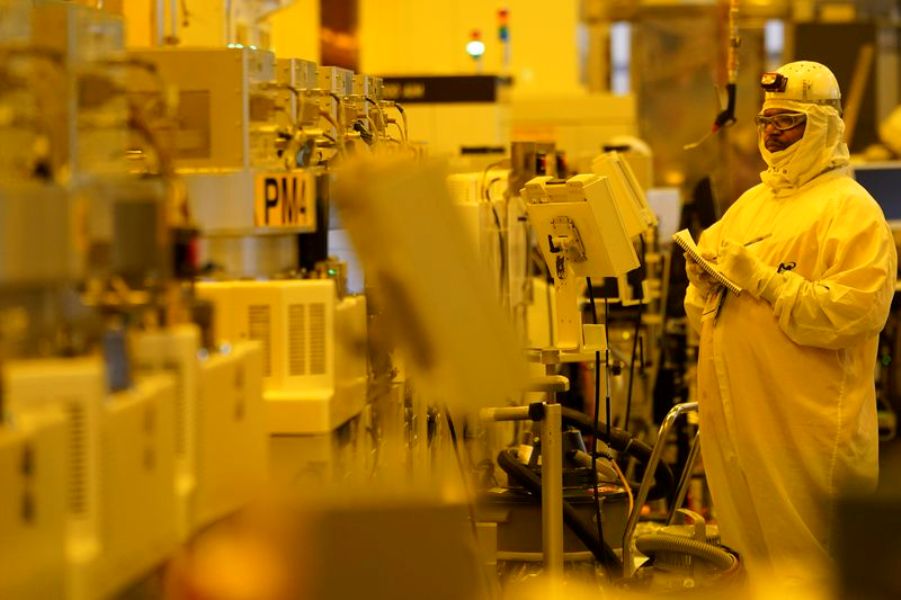 Nhà sản xuất chip giảm sản lượng để ứng phó nhu cầu đang lao dốc