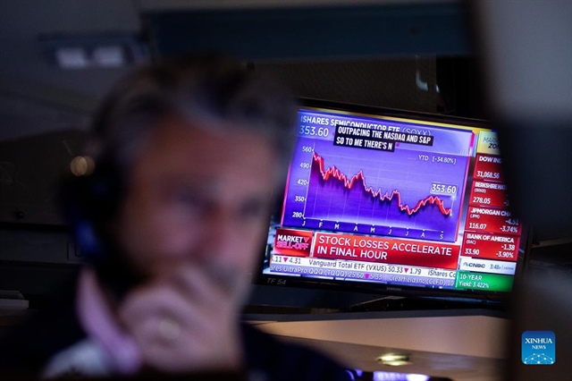 Đảo chiều ngoạn mục, Dow Jones tăng hơn 400 điểm