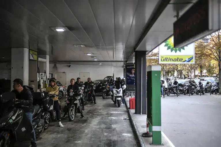 Vì sao Pháp đổ rất nhiều tiền để chống chọi với khủng hoảng năng lượng nhưng chỉ như muối bỏ bể?