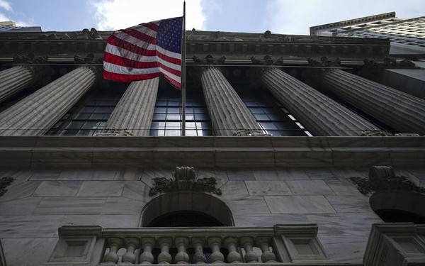 WSJ: Nhiều quan chức chính quyền liên bang vừa điều tra, vừa kiếm lời từ cổ phiếu