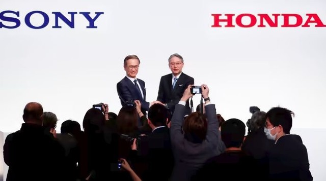 Chiến lược buôn vũ khí đỉnh cao của Sony: Biết không đấu lại Apple vẫn làm điện thoại, sau Tesla 18 năm vẫn tự tin sản xuất ô tô