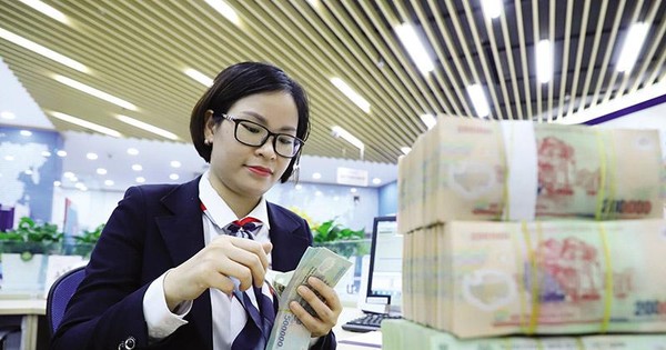Lãi suất vọt tăng, doanh nghiệp mong ngân hàng chia sẻ