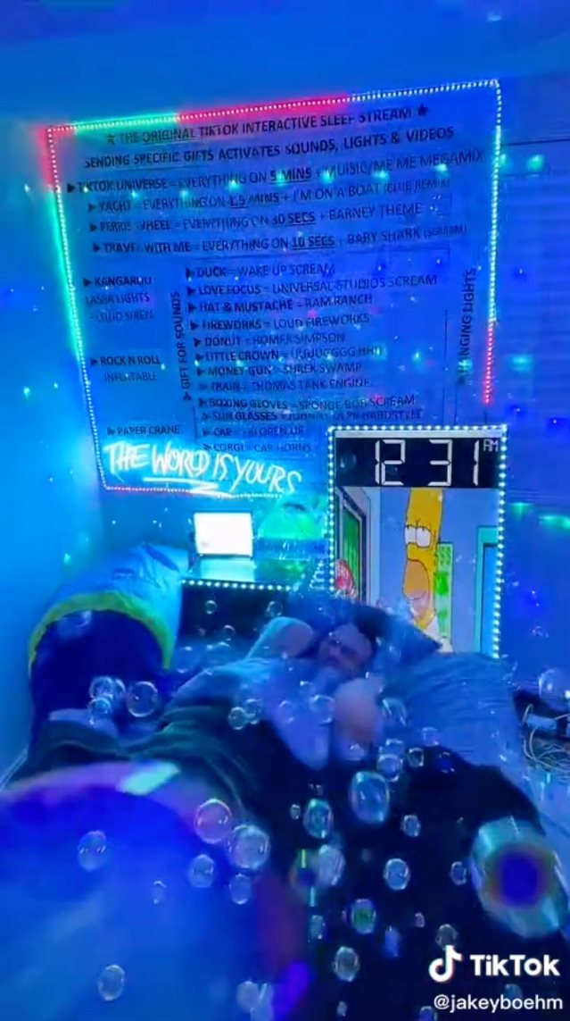 Việc nhẹ lương cao cho người siêu lười: Kiếm gần 10 tỷ đồng mỗi năm nhờ livestream khi đang ngủ