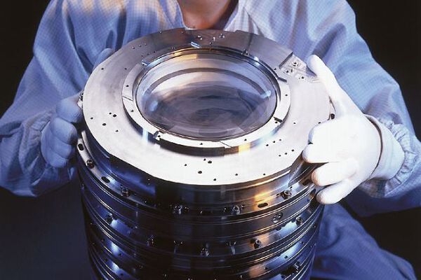 Tập đoàn Đức đi từ sản xuất kính ngắm xe tăng tới mắt xích trọng yếu của ngành bán dẫn toàn cầu