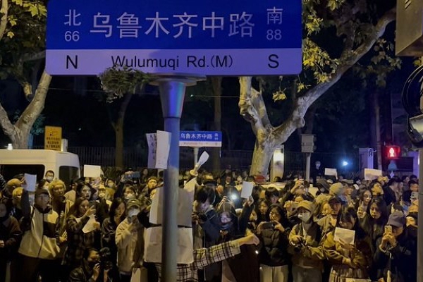 Người dân Trung Quốc xuống đường phản đối chính sách Zero COVID, ngọn nguồn từ một vụ cháy ở Tân Cương