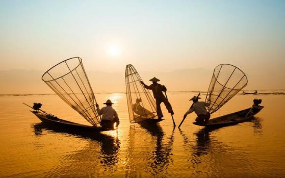Khối ngoại và 3 tuần gánh cổ phiếu trụ
