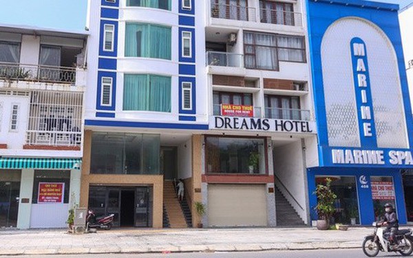 Ảnh: Hàng loạt khách sạn, nhà hàng ven biển Đà Nẵng bỏ hoang, treo bảng sang nhượng