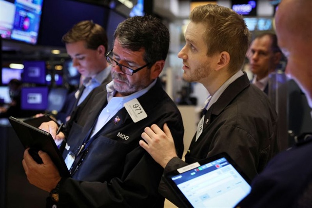 Dow Jones quay đầu giảm hơn 350 điểm