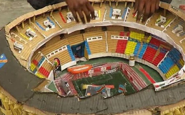 Cậu bé dùng bìa giấy làm ra mô hình sân vận động đẹp như thật gây sốt trên mạng