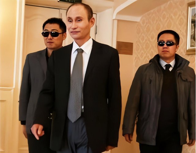 Người nông dân từng gây sốt vì giống Tổng thống Nga Putin đến 80%, bỏ túi 50 triệu đồng mỗi lần xuất hiện và câu chuyện được người phụ nữ giàu có theo đuổi ít ai biết