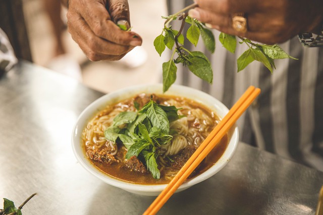 Con dâu nối nghiệp công thức bí mật nấu bún bò cay từ bố chồng, giúp gia đình 3 đời vẫn nổi danh khắp Bạc Liêu