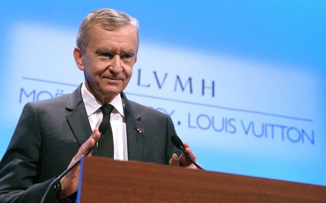 Vua hàng hiệu Bernard Arnault lấy mất vị trí giàu nhất thế giới của Elon Musk: Người giàu vẫn tích cực tiêu tiền bất chấp suy thoái kinh tế, đế chế xa xỉ LVMH làm ăn ra sao?