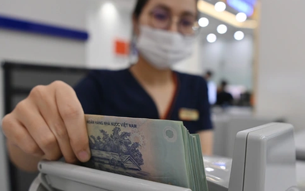Lãi suất cao, người dân đổ tiền gửi tiết kiệm