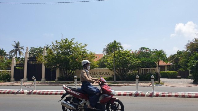 Tháo dỡ resort sang trọng án ngữ đường xuống biển Nha Trang