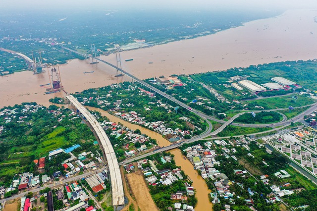 Cận cảnh cầu đắt nhất bắc qua sông Tiền, có trụ chính cao bằng tòa nhà 40 tầng