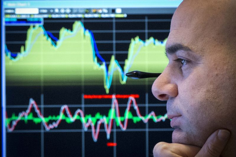 Công ty chứng khoán nhận định thị trường ngày 13/2: Rủi ro ngắn hạn gia tăng, VN-Index có thể lùi về 1.030