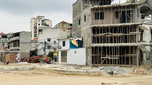 Nhà siêu mỏng, méo mó lại xuất hiện trên đường mới mở tại Hà Nội