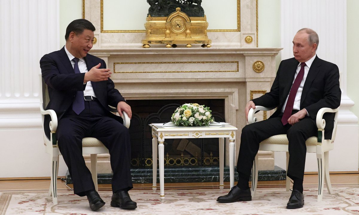 Ngôn ngữ cơ thể chủ động của ông Tập khi gặp ông Putin