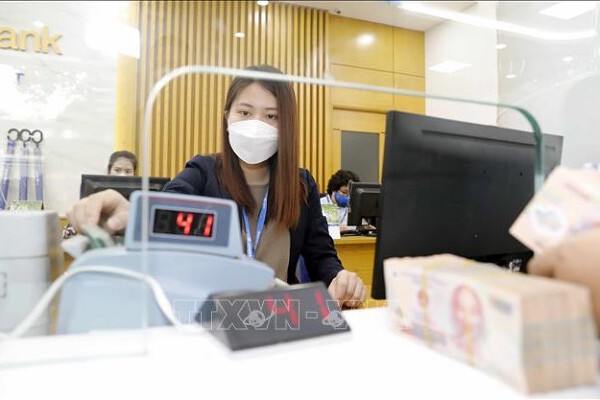 Người vay tiêu dùng chới với trong 'cơn lốc' lãi suất neo cao