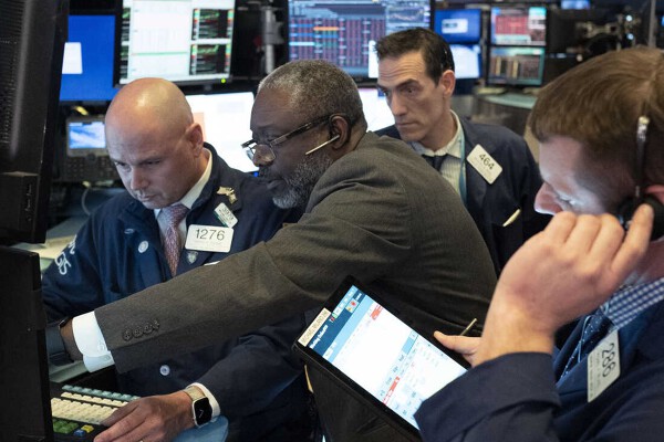 S&P 500, Dow Jones giảm nhẹ khi Chủ tịch Powell cảnh báo lãi suất có thể tiếp tục tăng