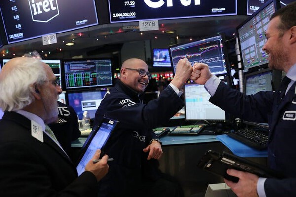 Dow Jones tăng 270 điểm khi các ngân hàng lớn đều vượt qua bài kiểm tra của Fed