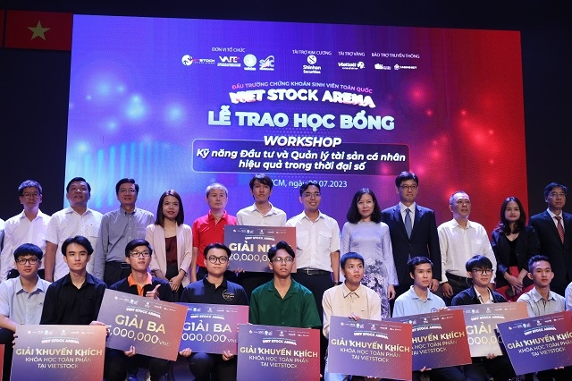 Vinh danh TOP 40 sinh viên xuất sắc tại Lễ trao học bổng cuộc thi Viet Stock Arena 2023