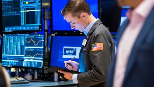 Dow Jones sụt 250 điểm khi lợi suất tiến sát 5%