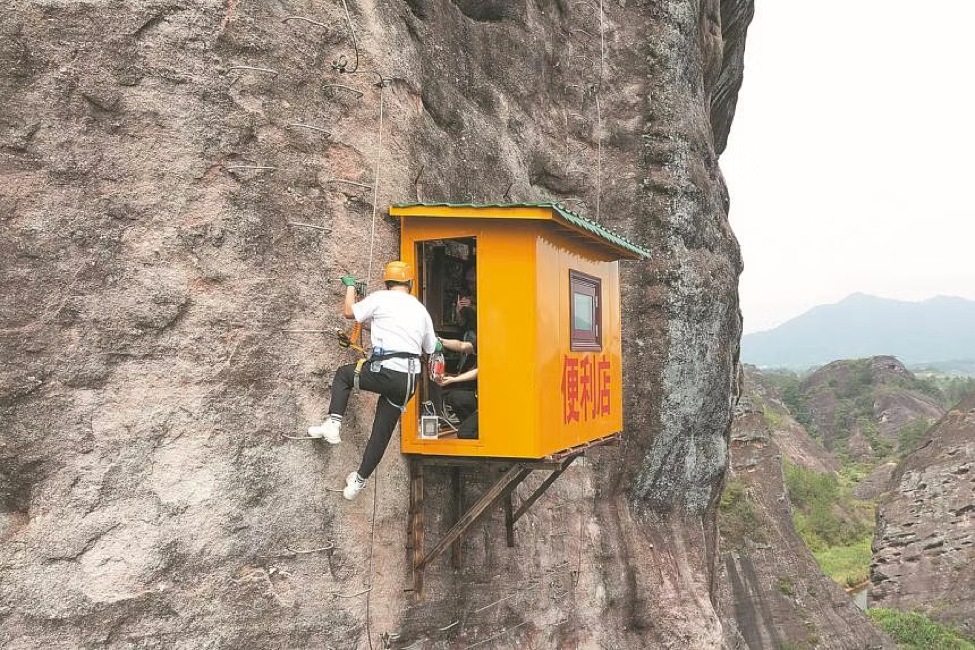 Cửa hàng tiện lợi bất tiện nhất thế giới hút khách