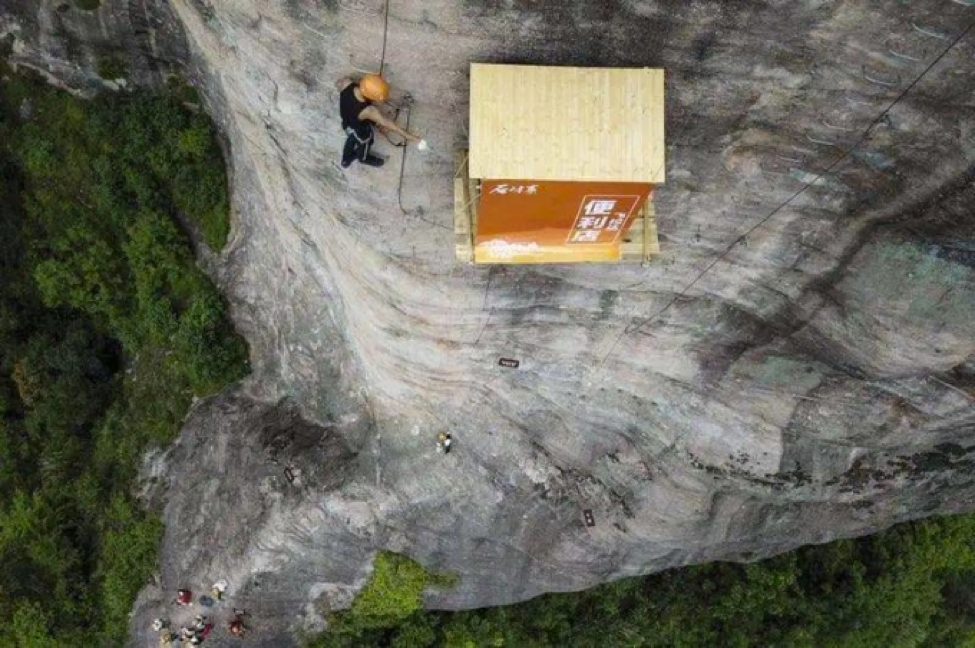 Cửa hàng tiện lợi bất tiện nhất thế giới hút khách