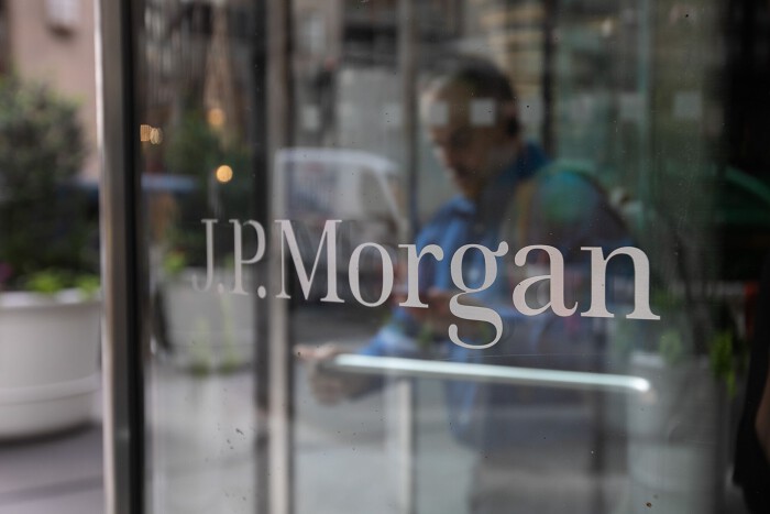 Chiến lược gia của JPMorgan đi ngược Phố Wall, cảnh báo rủi ro lạm phát đình trệ ở Mỹ