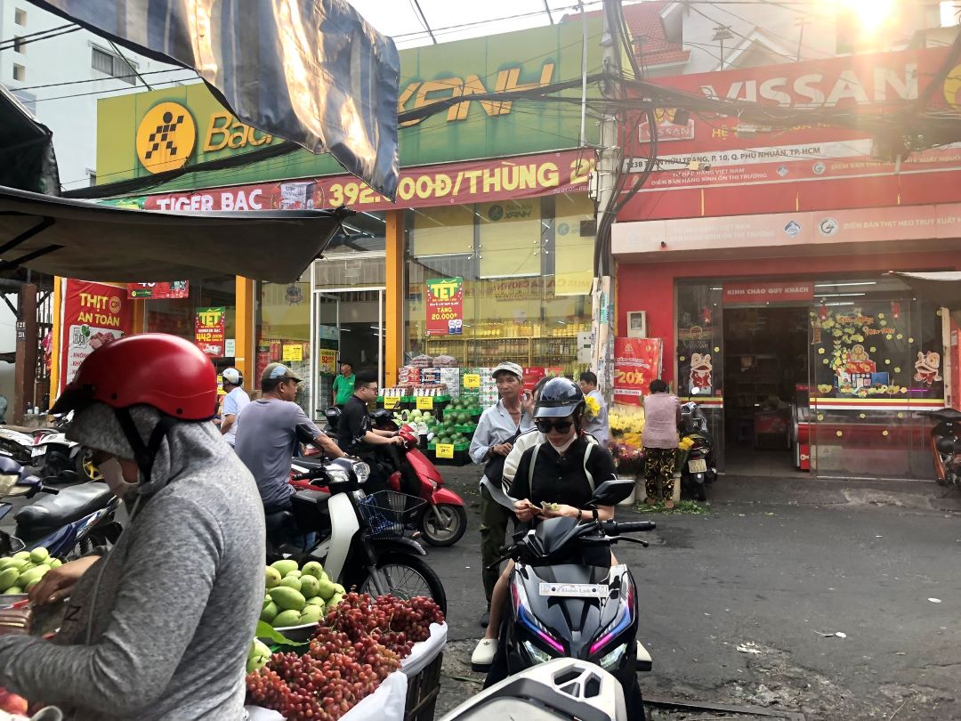Sức mua yếu kích hoạt cuộc đua giá xuống đáy của các cửa hàng bán lẻ