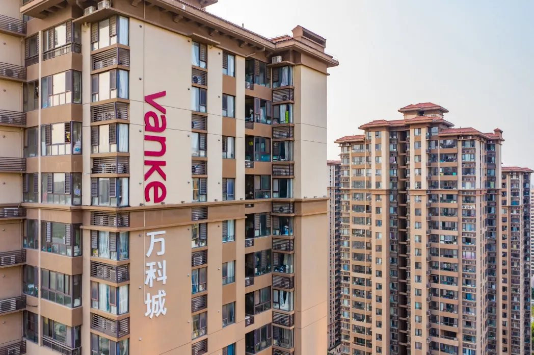 Tập đoàn BĐS lớn thứ 2 đất nước bấp bênh bên bờ vực vỡ nợ, Trung Quốc lập tức triệu các ngân hàng: Số phận sẽ khác với Evergrande?