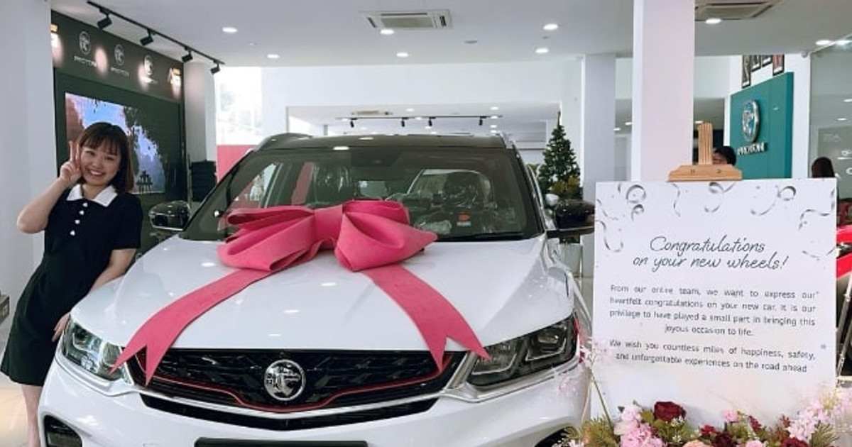 Làm việc 10 năm tại công ty, cô gái nhận quà 'khủng' từ sếp